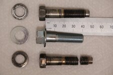 DSC01341 - bolts from or for center bearing housing to block 2000 qual 85.JPG